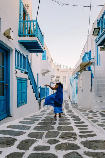 Mykonos Grecia, Giovane donna in abito per le vie del centro storico Mikonos durante le vacanze in Grecia, Piccola Venezia Mykonos Grecia — Foto Stock