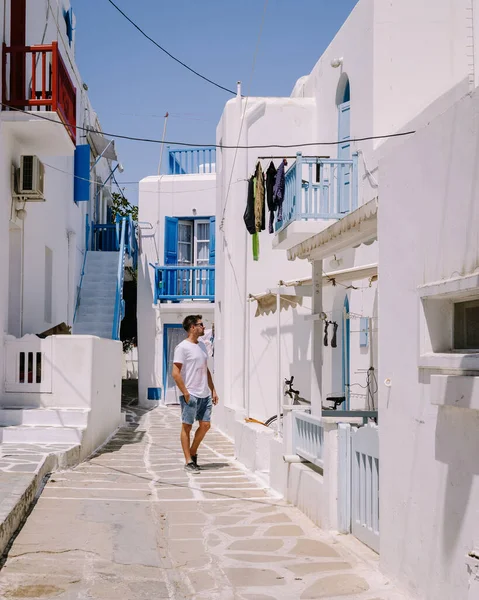 Mykonos Greece, homem novo nas ruas da cidade velha Mikonos durante as férias em Greece, Mykonos pequeno de Veneza Greece — Fotografia de Stock