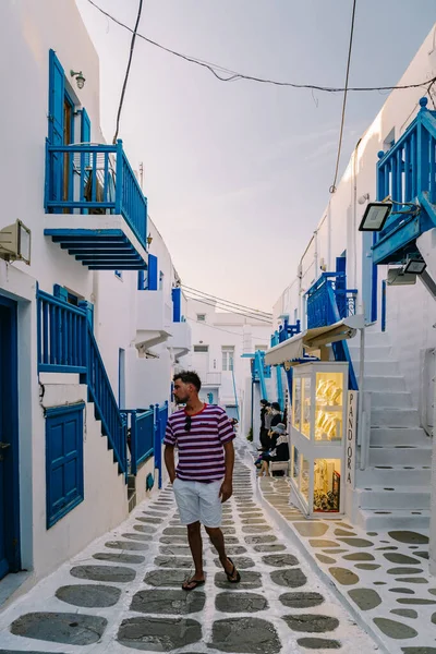 Mykonos Grecia, strade colorate del centro storico di Mykonos con turista in strada — Foto Stock