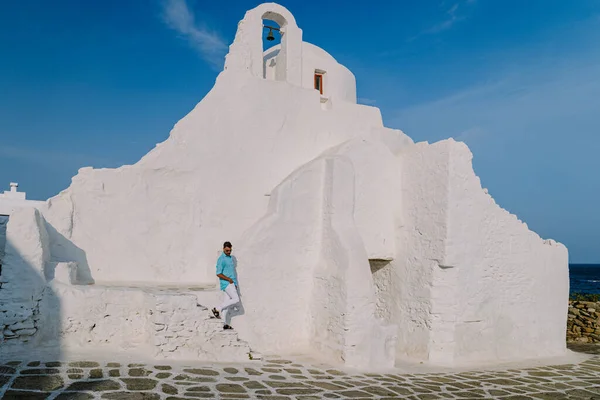 Mykonos Grecia, Joven en las calles del casco antiguo Mikonos durante las vacaciones en Grecia, Pequeña Venecia Mykonos Grecia — Foto de Stock