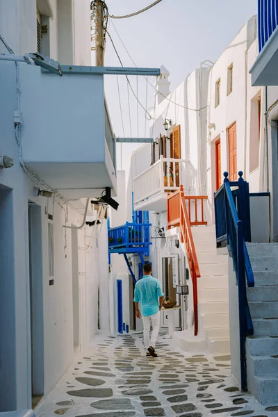 Mykonos Griechenland, Junger Mann auf den Straßen der Altstadt von Mikonos im Urlaub in Griechenland, Klein Venedig Mykonos Griechenland — Stockfoto