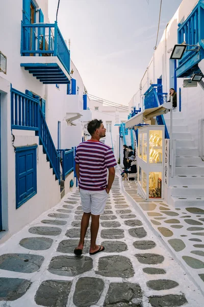 Mykonos Grecia, strade colorate del centro storico di Mykonos con turista in strada — Foto Stock