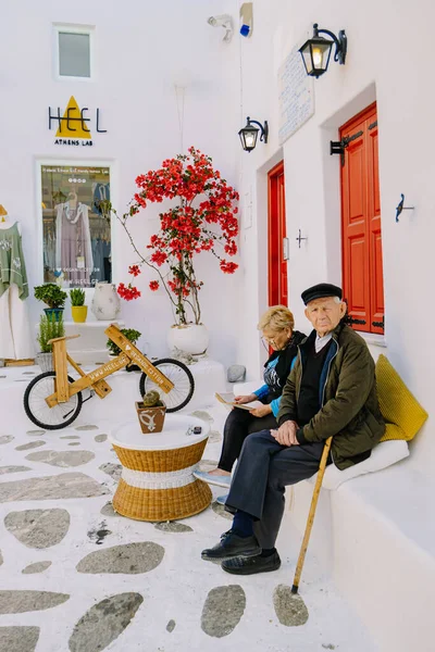 Mykonos Grekland, färgglada gator i den gamla staden Mykonos med turist på gatan — Stockfoto