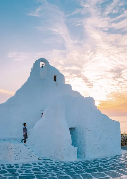 Mykonos Grecia, antigua iglesia del casco antiguo de Mykonos con turista en la calle — Foto de Stock