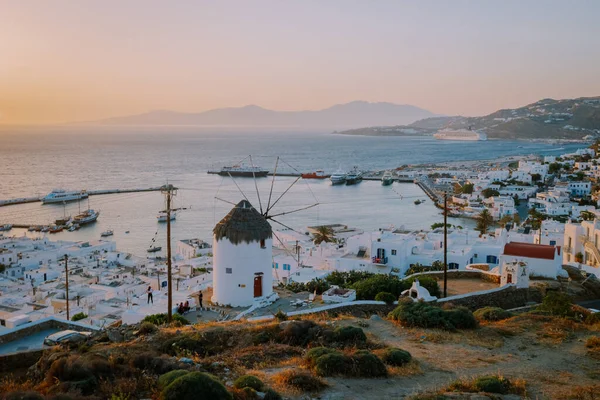 夕阳西下的Mykonos希腊，Mykonos古城五彩缤纷的街道，街上有游客 — 图库照片