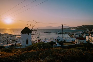 Sunset Mykonos Yunanistan, eski Mykonos kasabasının renkli sokakları ve sokakta turist