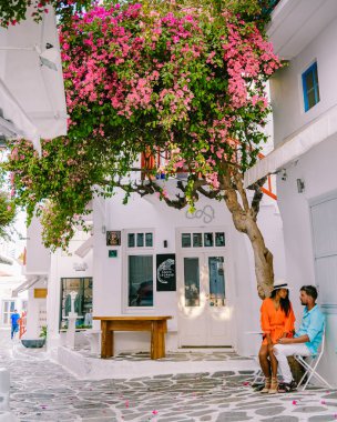Mykonos Yunanistan, eski Mykonos şehrinin renkli sokakları ve sokakta turist