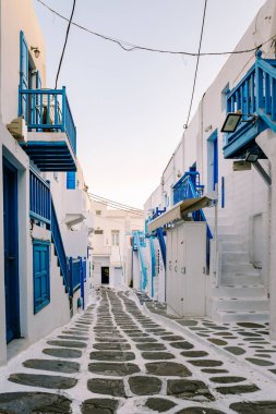 Mykonos Yunanistan, eski Mykonos şehrinin renkli sokakları ve sokakta turist