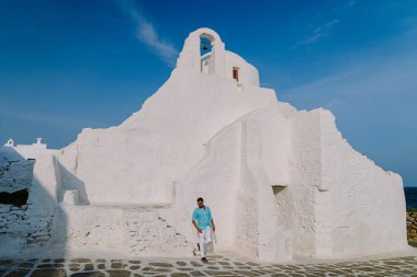 Mikonos Yunanistan, Yunanistan 'da tatil sırasında eski kentin sokaklarındaki genç adam Mikonos, Küçük Venedik Mikkonos Yunanistan