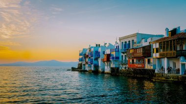 Mykonos Yunanistan, eski Mykonos şehrinin renkli sokakları ve sokakta turist