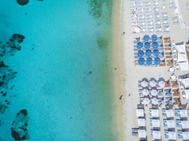Ornos plajı Mykonos adası, Yunanistan 'ın Kiklad adasındaki Ornos adasında güneşli yataklı, temiz su plajlı ünlü Ornos plajı.
