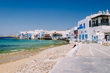Mykonos Yunanistan, eski Mykonos şehrinin renkli sokakları ve sokakta turist