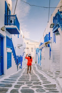Yunanistan 'da tatilde Mikonos kentinde giyinen Mykonos Yunanistan ve Yunanistan' ın Küçük Venedik Mykonoları
