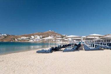 Ornos plajı Mykonos adası, Yunanistan 'ın Kiklad adasındaki Ornos adasında güneşli yataklı, temiz su plajlı ünlü Ornos plajı.