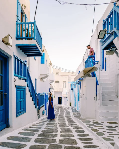 ギリシャ,ギリシャでの休暇中に旧市街ミコノスの通りでドレスに身を包んだ若い男と女,リトルヴェネツィアミコノスギリシャ — ストック写真