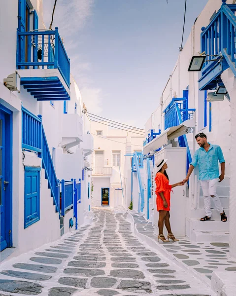 Mykonos Grecia, Giovane uomo e donna in abito per le vie del centro storico Mikonos durante le vacanze in Grecia, Piccola Venezia Mykonos Grecia — Foto Stock