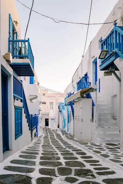 Mykonos Grecia, calles coloridas del casco antiguo de Mykonos con el turista en la calle — Foto de Stock