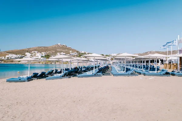 Playa de Ornos Isla de Mykonos, famosa playa de Ornos organizada con tumbonas playa de agua clara esmeralda de Ornos en isla de Mykonos, Cícladas, Grecia — Foto de Stock