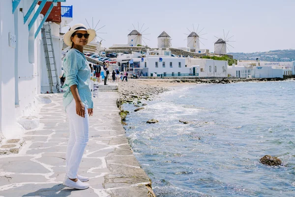 Греция, Миякос, красивые улицы старого города Миякос с туристом на улице — стоковое фото