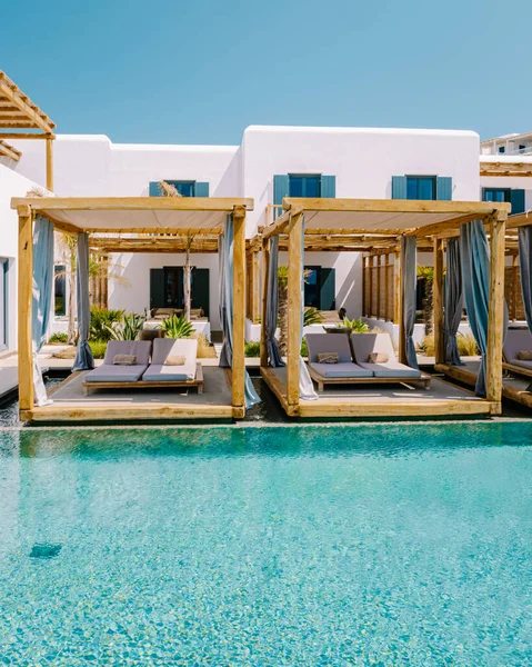 Paralia Platis Gialos playa Mykonos, Petinos playa Mikonos isla Grecia, sillas de cama de playa de lujo y el océano azul —  Fotos de Stock