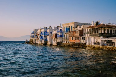 Mykonos Yunanistan, eski Mykonos şehrinin renkli sokakları ve sokakta turist