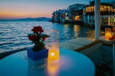 Mykonos Yunanistan, eski Mykonos şehrinin renkli sokakları ve sokakta turist