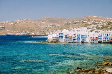 Mykonos Yunanistan, eski Mykonos şehrinin renkli sokakları ve sokakta turist