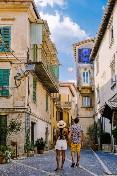 İtalya 'da Fiuggi' nin genel görünümü, Fiuggi 'de manzara, Frosinone ili, Lazio, orta İtalya. Avrupa, Fiuggi 'nin renkli sokaklarında yürüyen çift — Stok fotoğraf