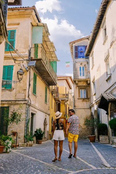 İtalya 'da Fiuggi' nin genel görünümü, Fiuggi 'de manzara, Frosinone ili, Lazio, orta İtalya. Avrupa, Fiuggi 'nin renkli sokaklarında yürüyen çift — Stok fotoğraf