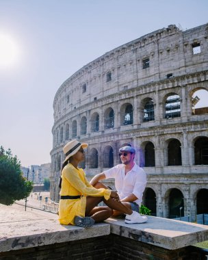 Roma 'da şehir gezisine çıkan genç bir çift İtalya' da Avrupa, Roma 'da Kolezyum Kolezyum binası, İtalya' da