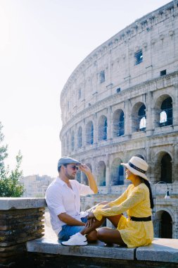 Roma 'da şehir gezisine çıkan genç bir çift İtalya' da Avrupa, Roma 'da Kolezyum Kolezyum binası, İtalya' da