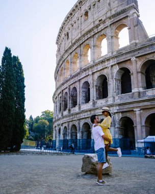 Roma 'da şehir gezisine çıkan genç bir çift İtalya' da Avrupa, Roma 'da Kolezyum Kolezyum binası, İtalya' da