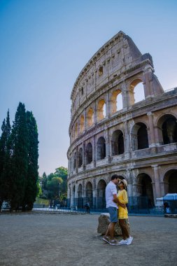Roma 'da şehir gezisine çıkan genç bir çift İtalya' da Avrupa, Roma 'da Kolezyum Kolezyum binası, İtalya' da