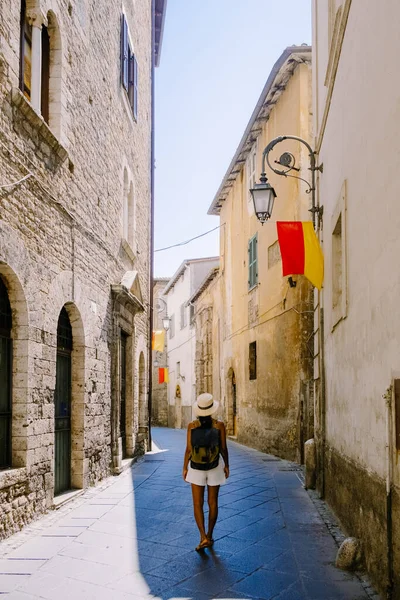 İtalya 'da Fiuggi' nin genel görünümü, Fiuggi 'de manzara, Frosinone ili, Lazio, orta İtalya. Avrupa, Fiuggi 'nin renkli sokaklarında yürüyen bir kadın. — Stok fotoğraf