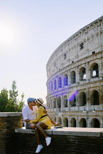 Jovem casal meia idade em uma viagem de cidade em Roma Itália Europa, Coliseu Coliseu edifício em Roma, Itália — Fotografia de Stock