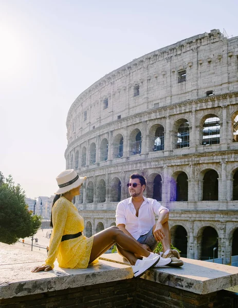 Pareja joven de mediana edad en un viaje por la ciudad en Roma Italia Europa, Coliseo Coliseo en Roma, Italia — Foto de Stock