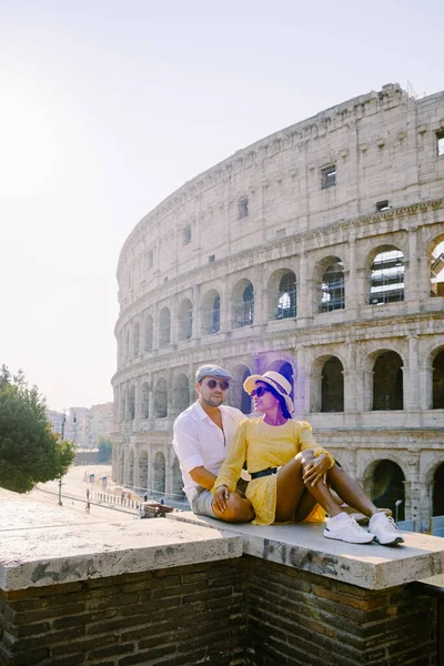 Jovem casal meia idade em uma viagem de cidade em Roma Itália Europa, Coliseu Coliseu edifício em Roma, Itália — Fotografia de Stock