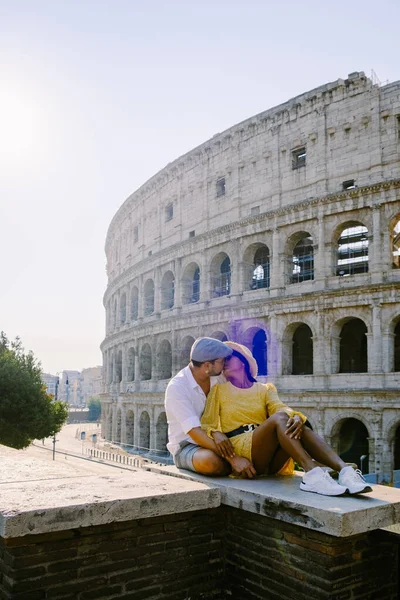 Молодая пара среднего возраста во время поездки в Рим Италия Европа, Колизей Колизей здание в Риме, Италия — стоковое фото