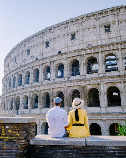 Roma 'da şehir gezisine çıkan genç bir çift İtalya' da Avrupa, Roma 'da Kolezyum Kolezyum binası, İtalya' da — Stok fotoğraf