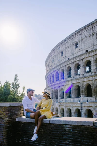 Pareja joven de mediana edad en un viaje por la ciudad en Roma Italia Europa, Coliseo Coliseo en Roma, Italia — Foto de Stock