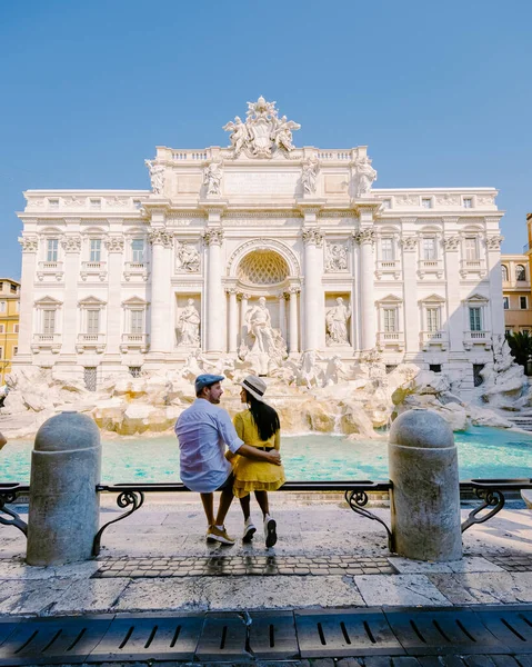 Fontána Trevi, Řím, Itálie. Zámek Řím pár na výlet do Říma, pohled na fontánu Di Trevi v Římě, Itálie — Stock fotografie
