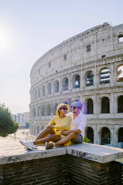 Pareja joven de mediana edad en un viaje por la ciudad en Roma Italia Europa, Coliseo Coliseo en Roma, Italia — Foto de Stock