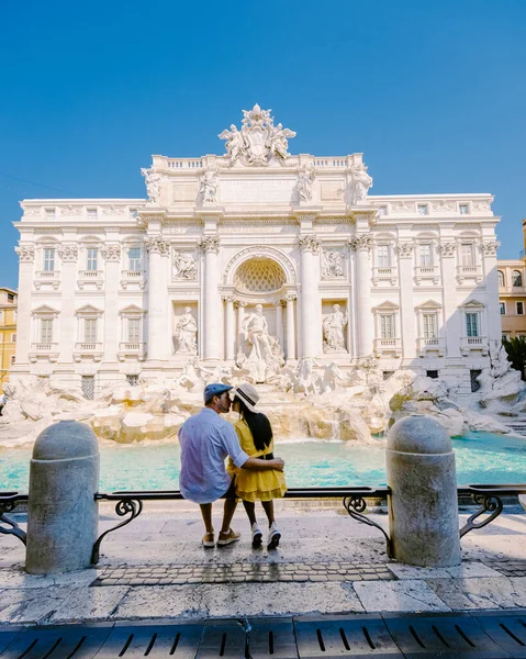 Fontana de Trevi, Roma, Italia. Viaje a Roma pareja en viaje a Roma, vista de la fuente Di Trevi en Roma, Italia —  Fotos de Stock