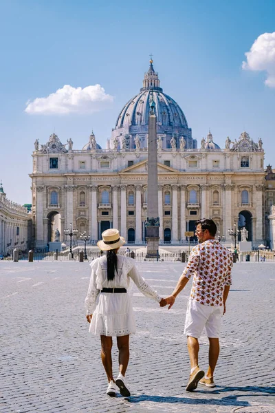 Basílica de San Pedro por la mañana desde la Via della Conciliazione en Roma. Ciudad del Vaticano Roma Italia. Arquitectura y punto de referencia de Roma. Catedral de San Pedro en Roma. Pareja en viaje a la ciudad — Foto de Stock