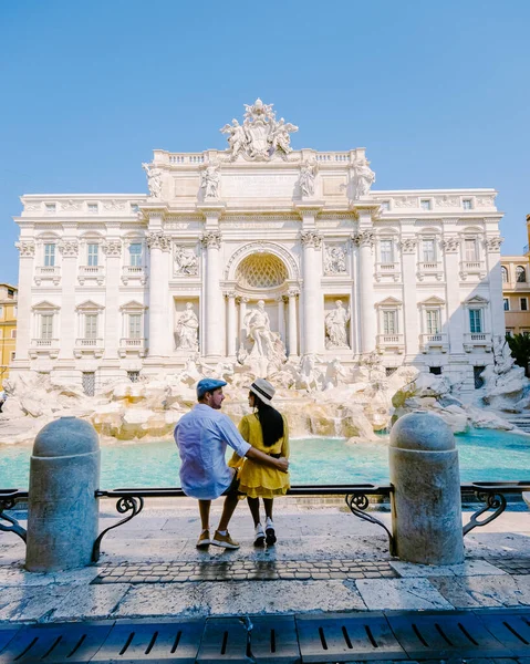 Fontána Trevi, Řím, Itálie. Zámek Řím pár na výlet do Říma, pohled na fontánu Di Trevi v Římě, Itálie — Stock fotografie