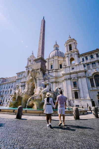 Piazza Navona en Roma, Italia Europa por la mañana, pareja en viaje de ciudad Roma — Foto de Stock