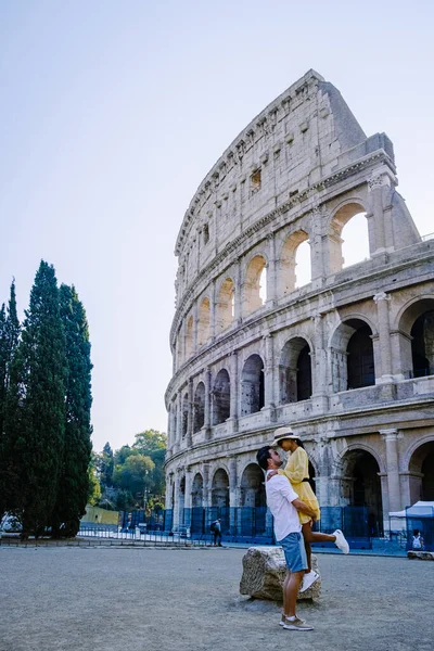 Pareja joven de mediana edad en un viaje por la ciudad en Roma Italia Europa, Coliseo Coliseo en Roma, Italia — Foto de Stock