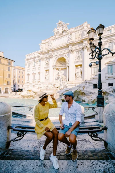 意大利，罗马，喷泉。在罗马的城市旅行中，一对夫妇在罗马的城市旅行中，看到了意大利罗马的迪瓦里喷泉 — 图库照片