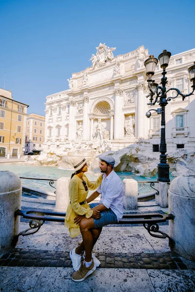 Fonte de Trevi, Roma, Itália. Viagem de cidade Roma casal em viagem de cidade em Roma, vista da fonte Di Trevi em Roma, Itália — Fotografia de Stock