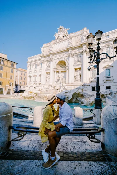 Фонтан Треви, Рим, Италия. Городская поездка пара в Рим, вид на фонтан Ди Треви в Риме, Италия — стоковое фото
